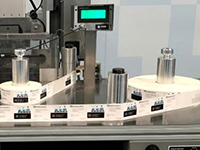 Reinventando el rebobinador de etiquetas fuera de línea con equipo y tecnología de Mitsubishi Electric